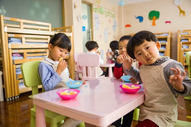Kinder beim gemeinsamen Essen