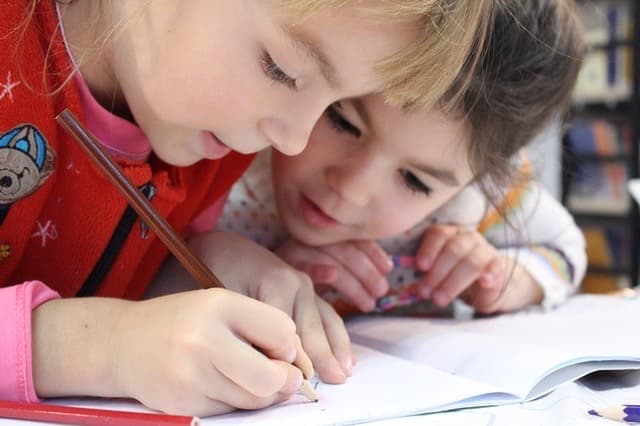 Gemeinsames Spielen im Freien